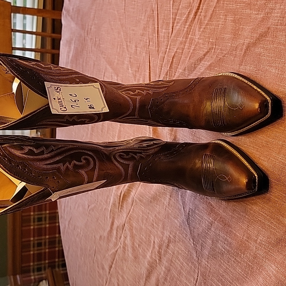 Womans Ariat 7.5 brown cowgirl boots